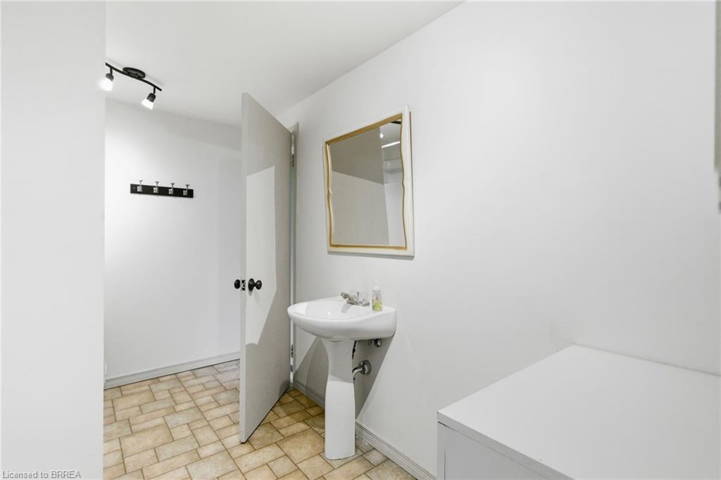 211 Birmingham Street W