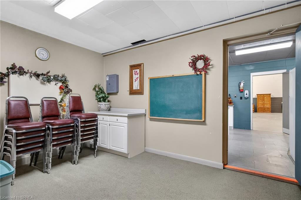 211 Birmingham Street W