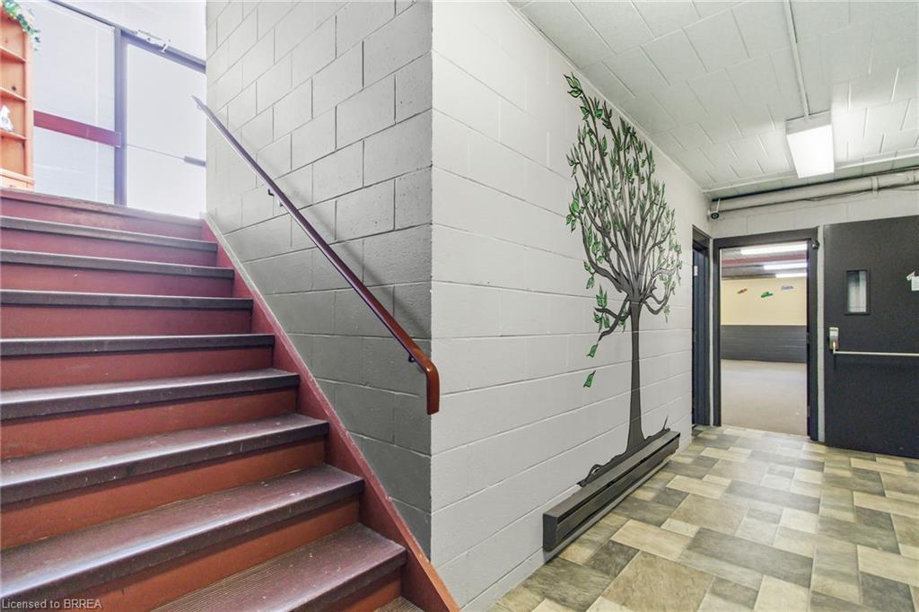 211 Birmingham Street W