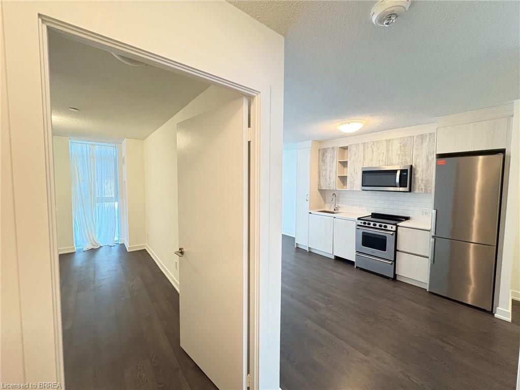 201-251 Manitoba Street Unit: 201