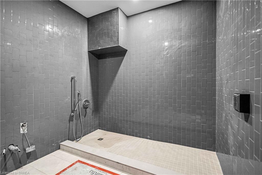 212-461 Green Road Unit: 212