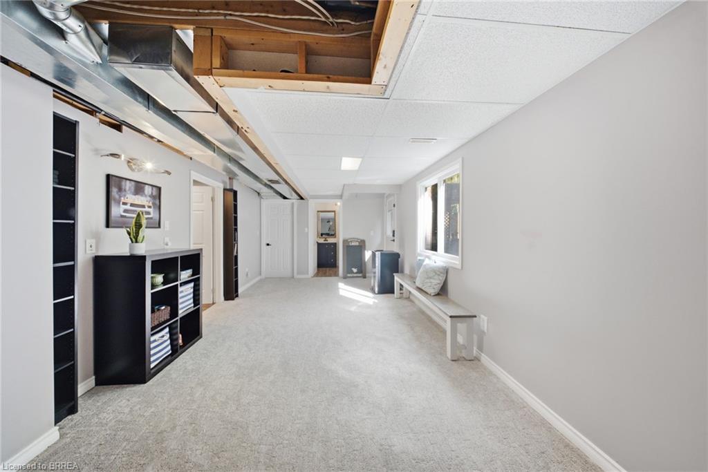 11 Dundas Street W