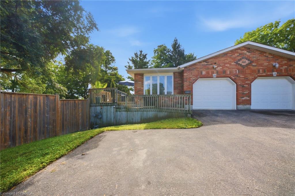 11 Dundas Street W