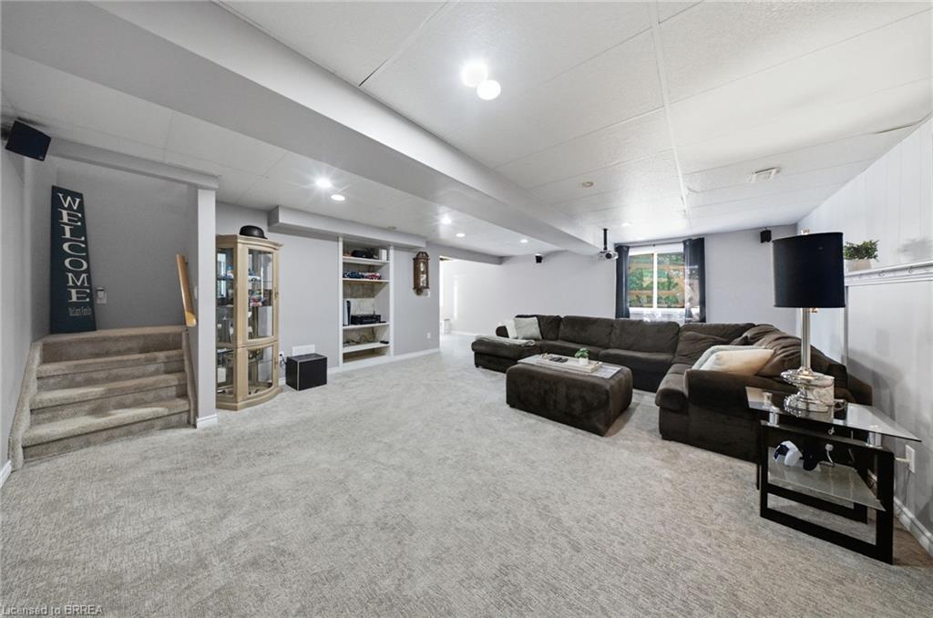 11 Dundas Street W