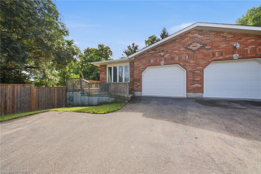 11 Dundas Street W