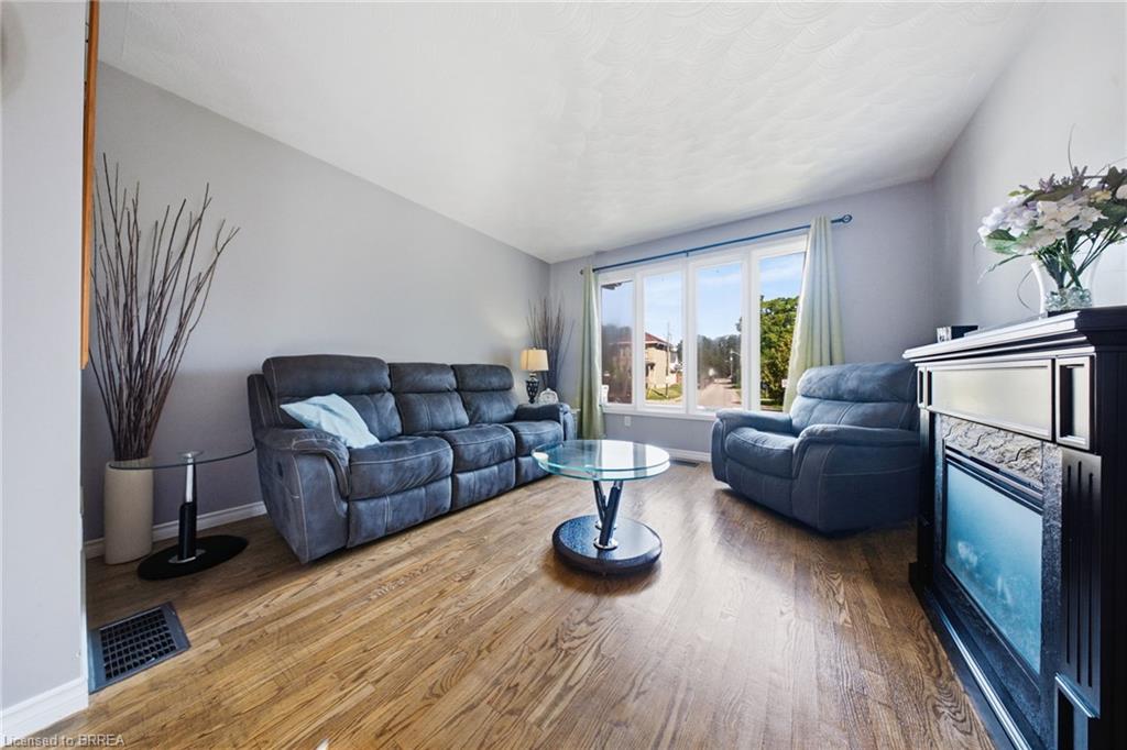 11 Dundas Street W