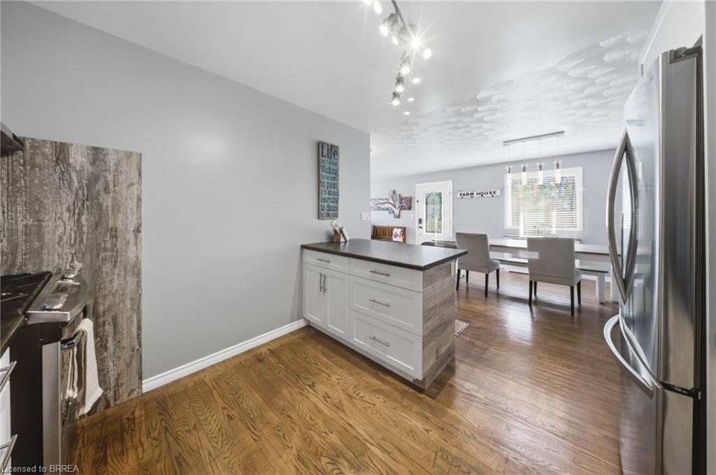 11 Dundas Street W