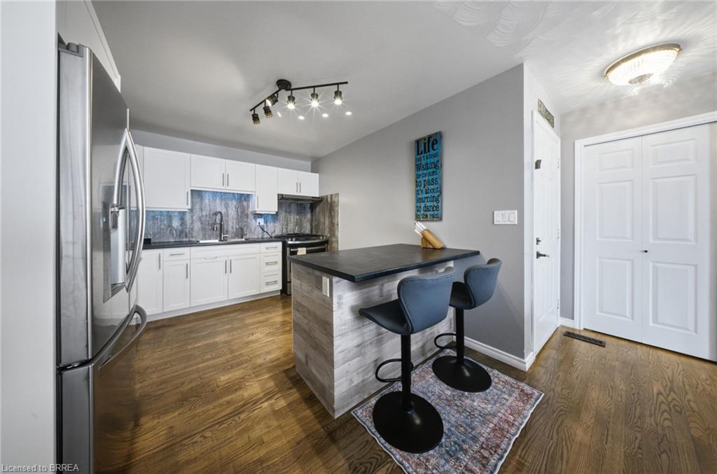 11 Dundas Street W