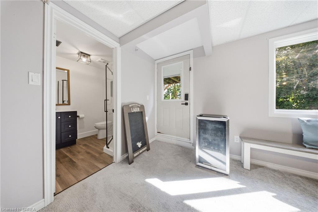 11 Dundas Street W