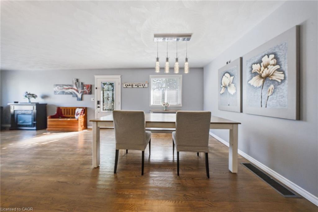 11 Dundas Street W
