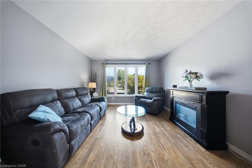 11 Dundas Street W