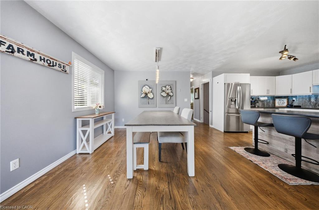 11 Dundas Street W