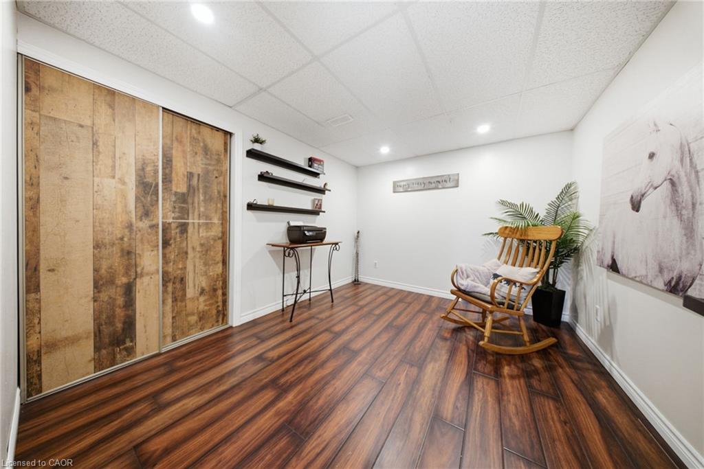 11 Dundas Street W
