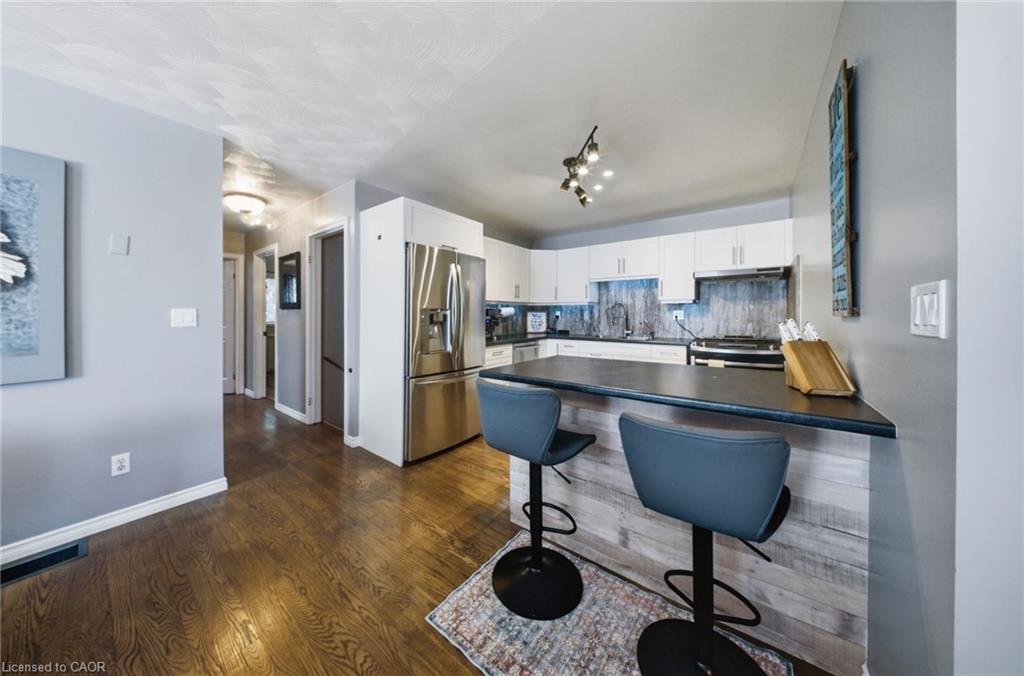 11 Dundas Street W