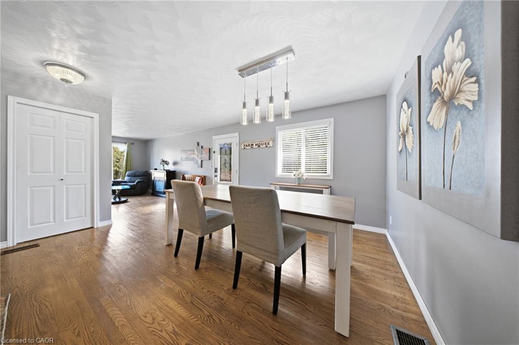 11 Dundas Street W