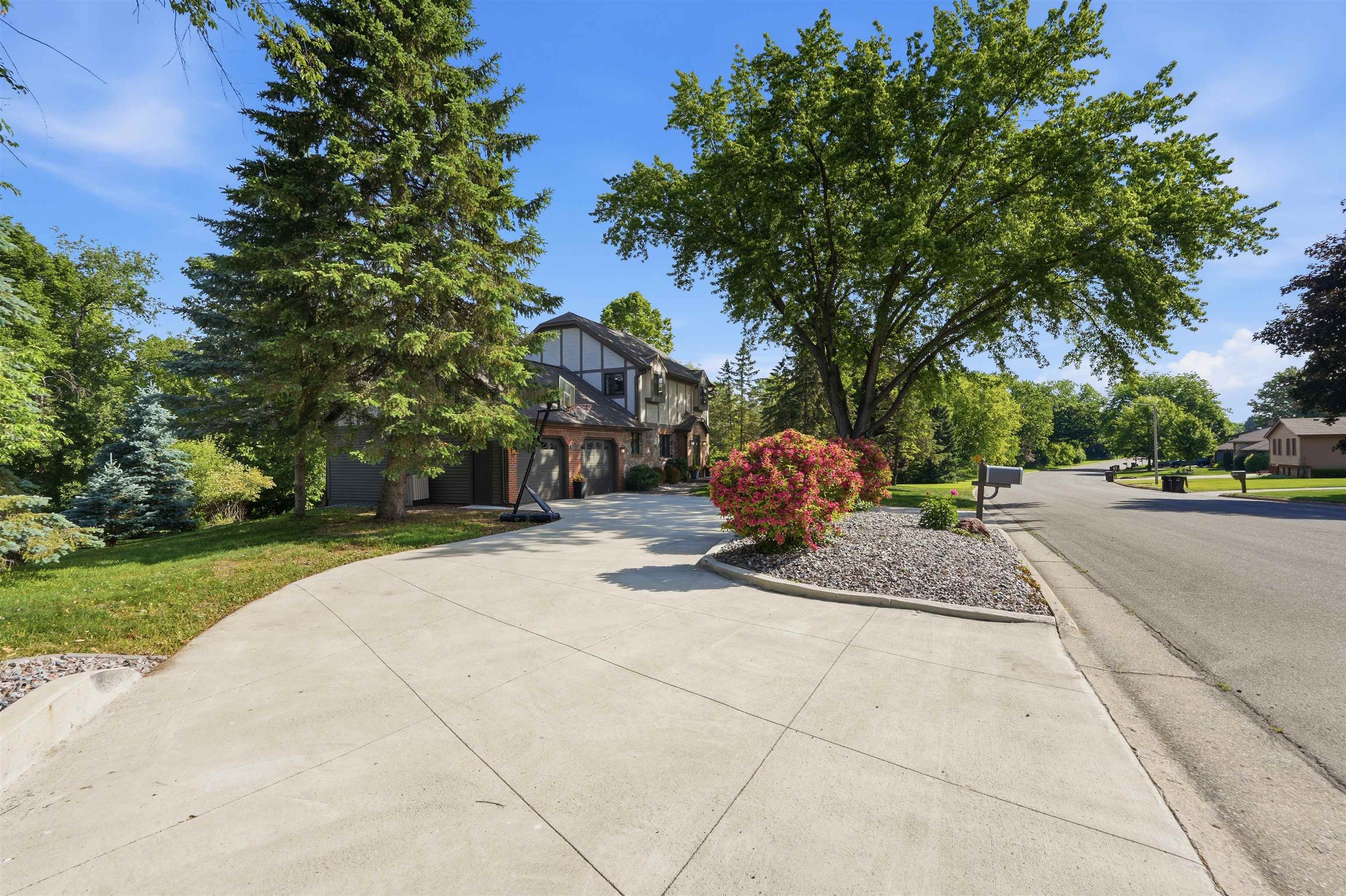 312 River Wood Bend