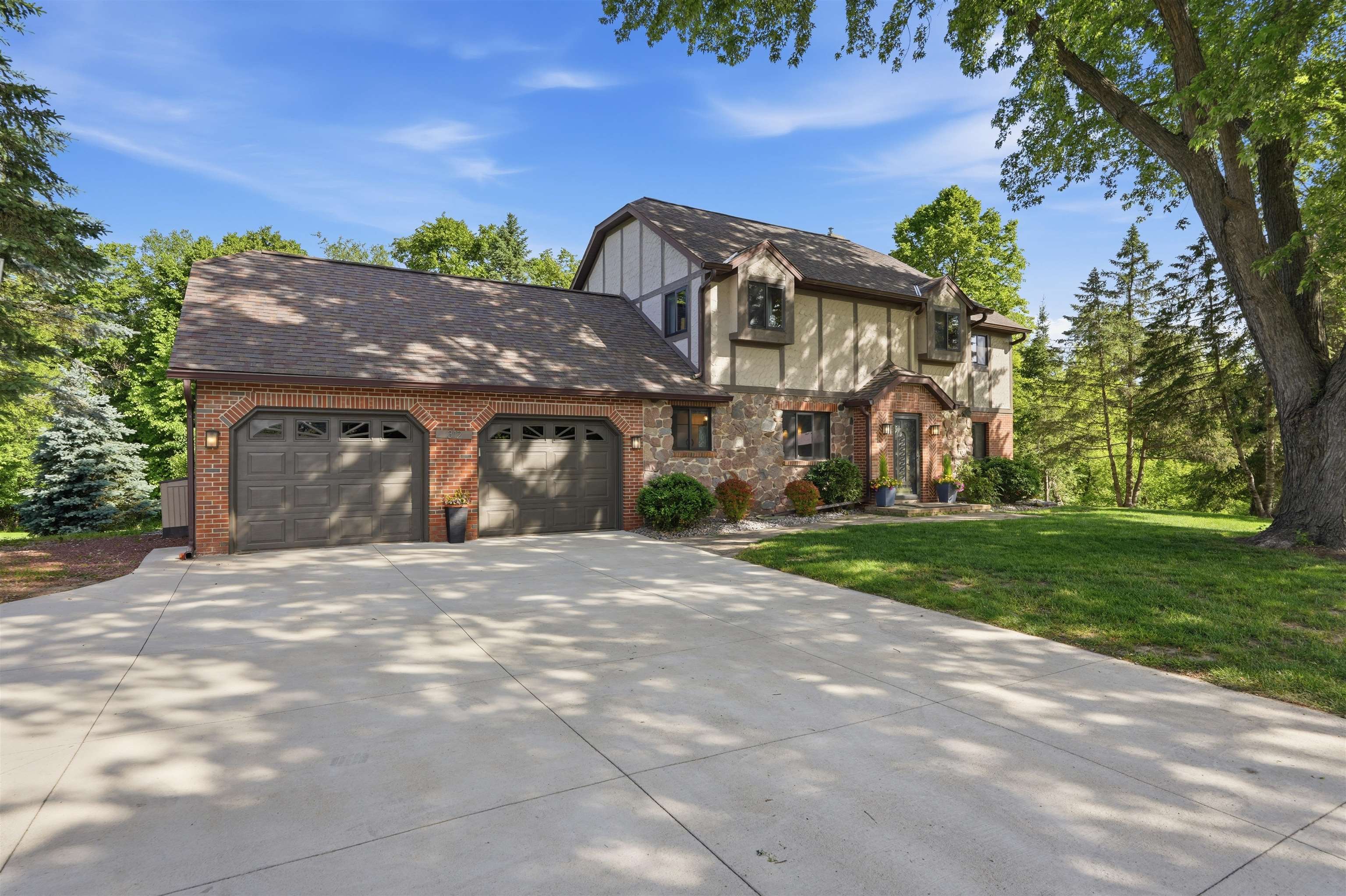 312 River Wood Bend