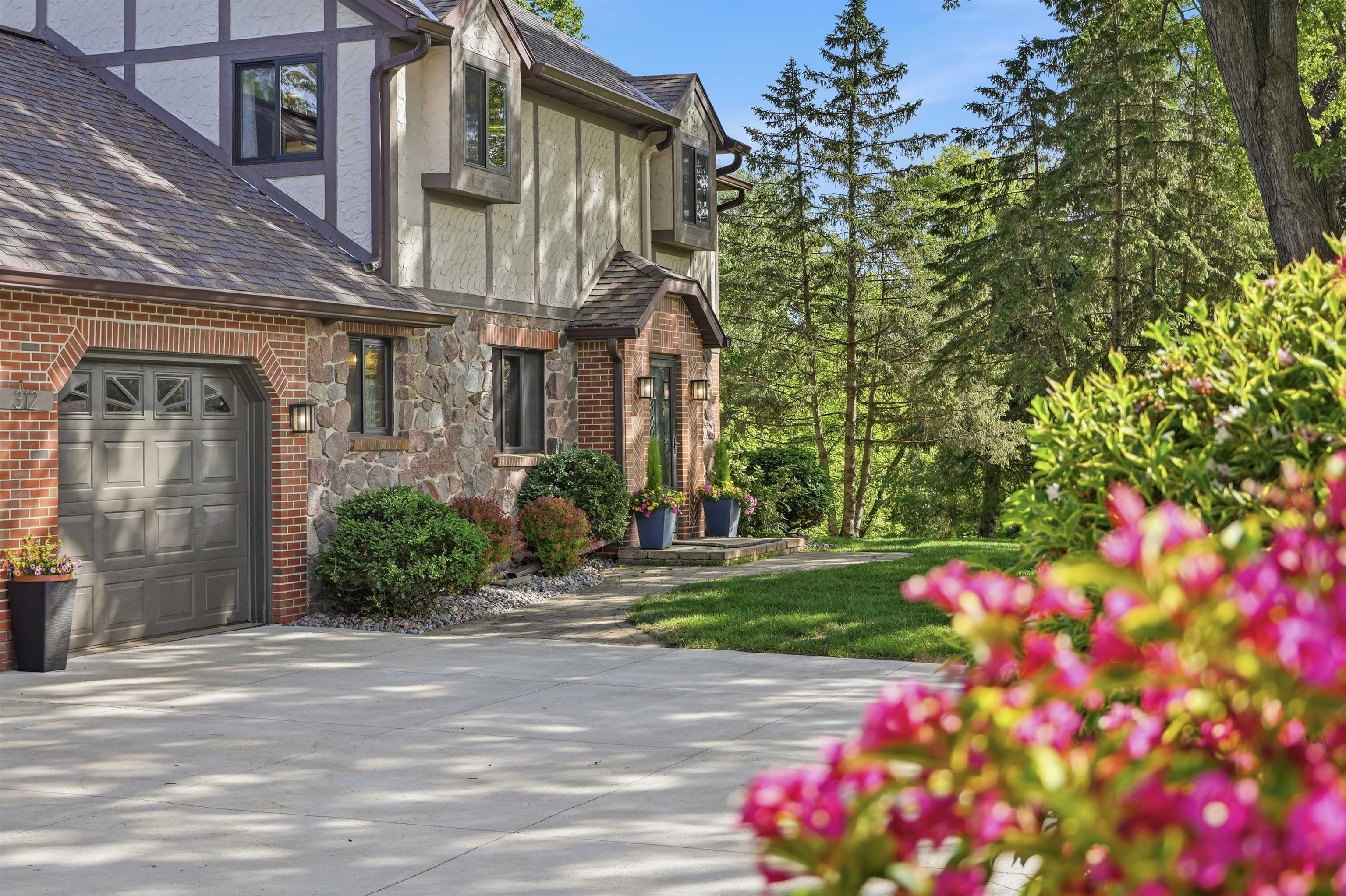 312 River Wood Bend