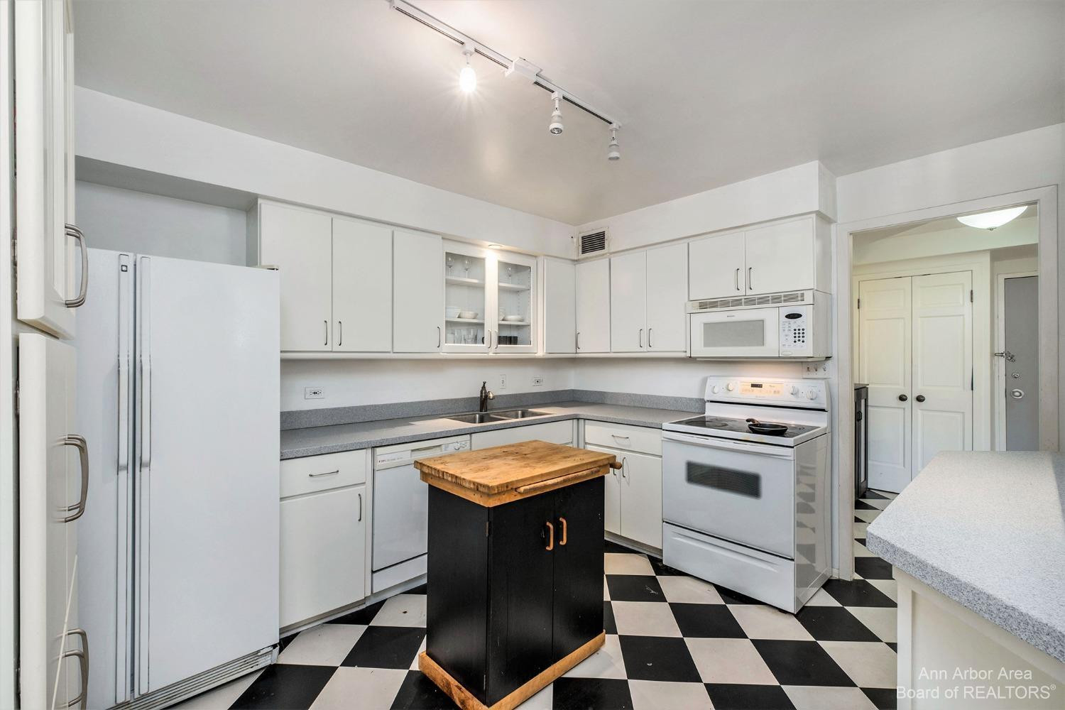 1050 Wall Street, 2C