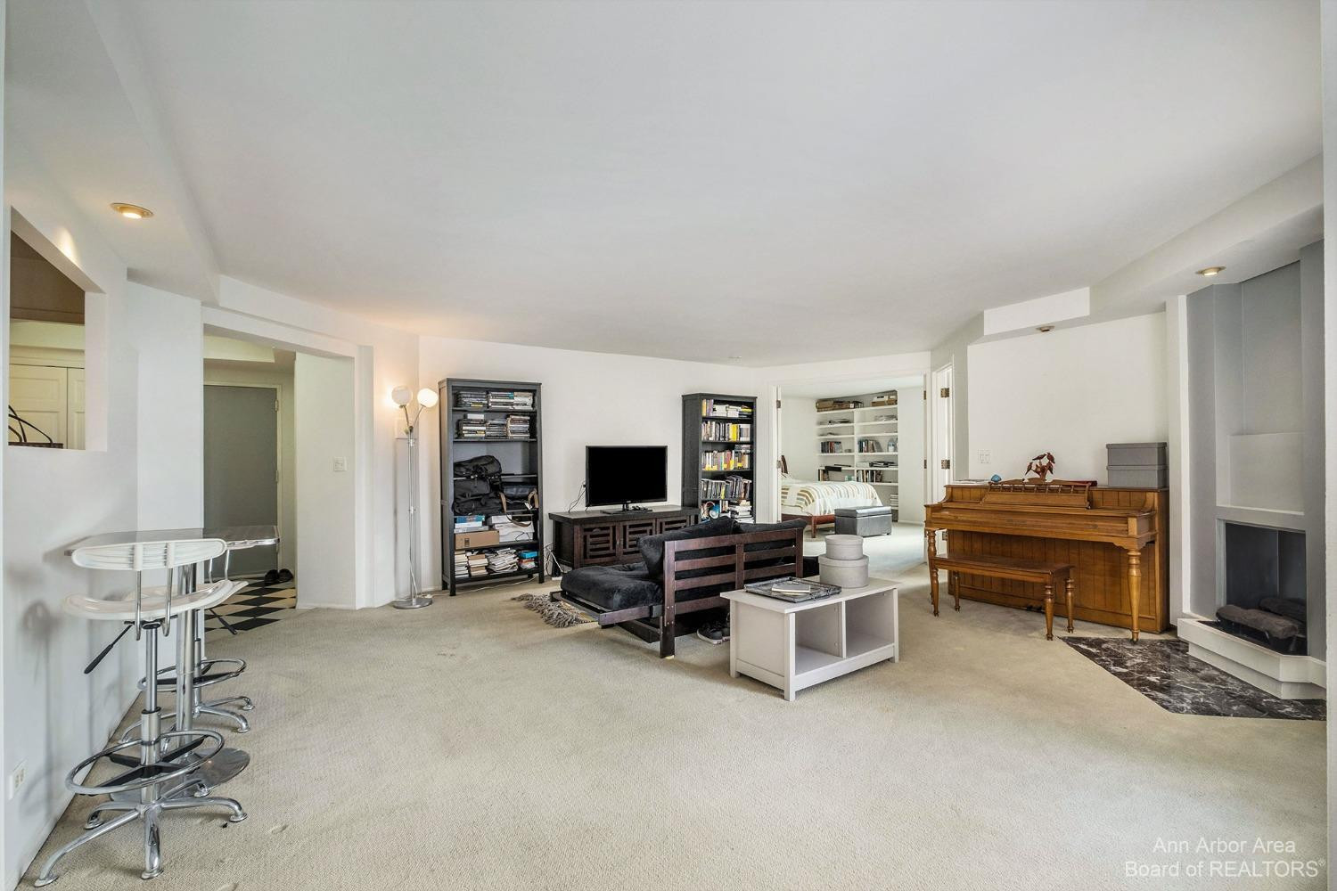 1050 Wall Street, 2C