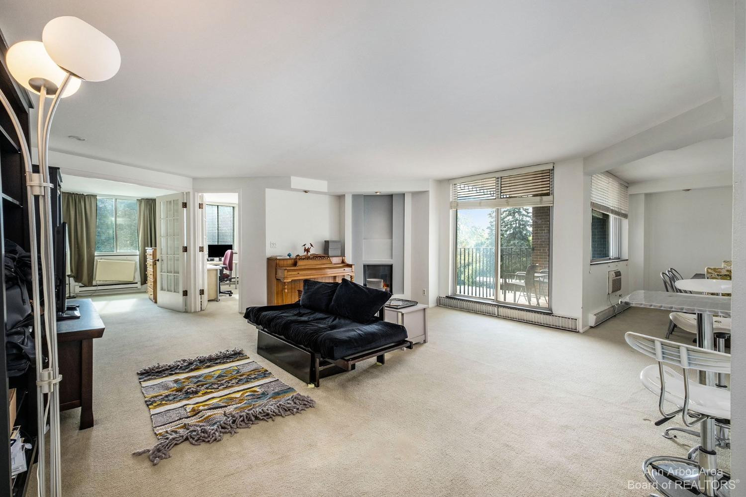 1050 Wall Street, 2C