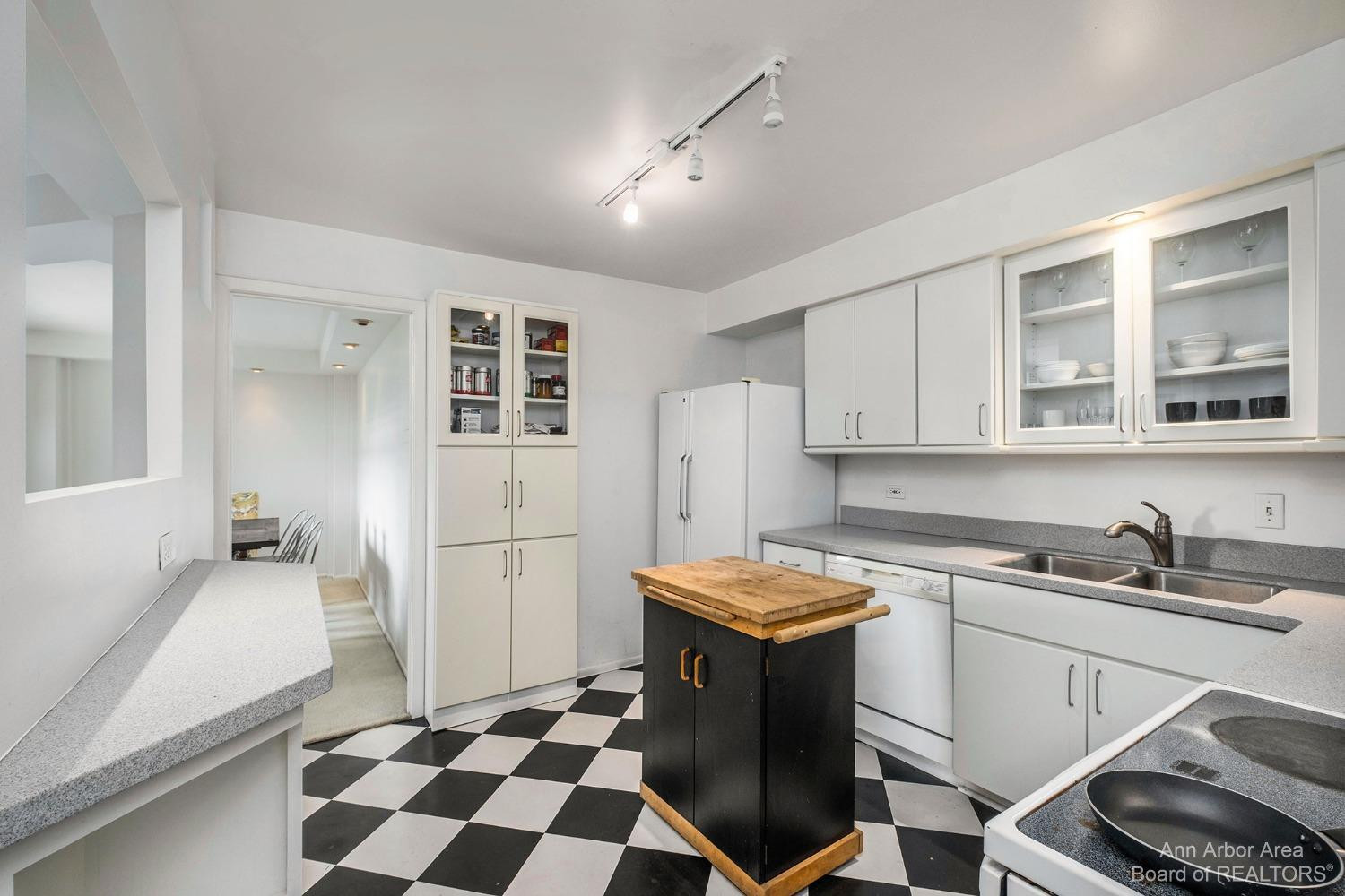 1050 Wall Street, 2C