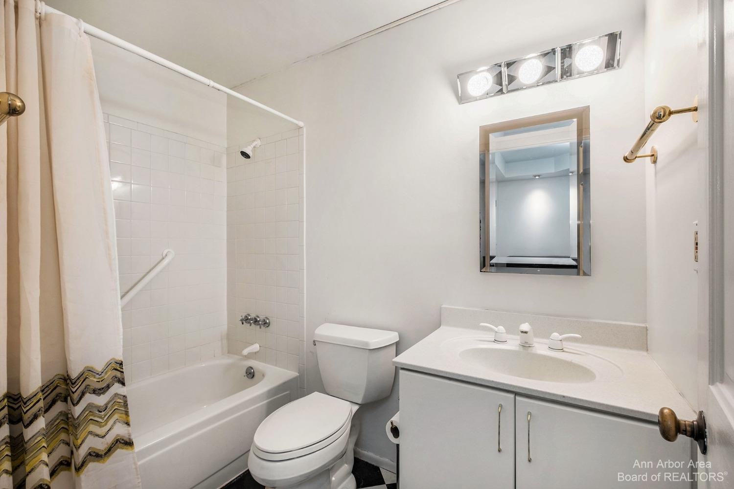 1050 Wall Street, 2C