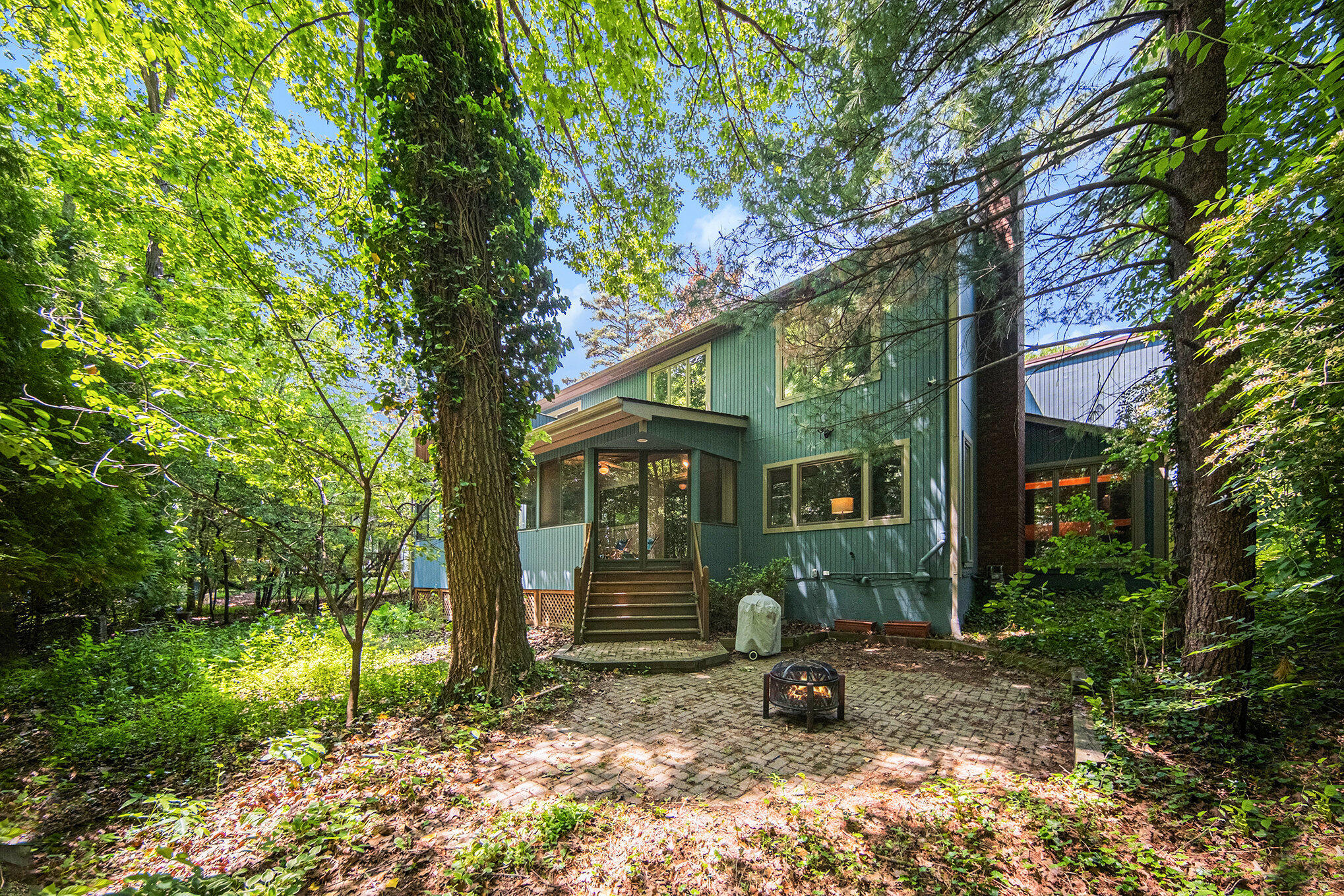 1410 N Folkstone Court