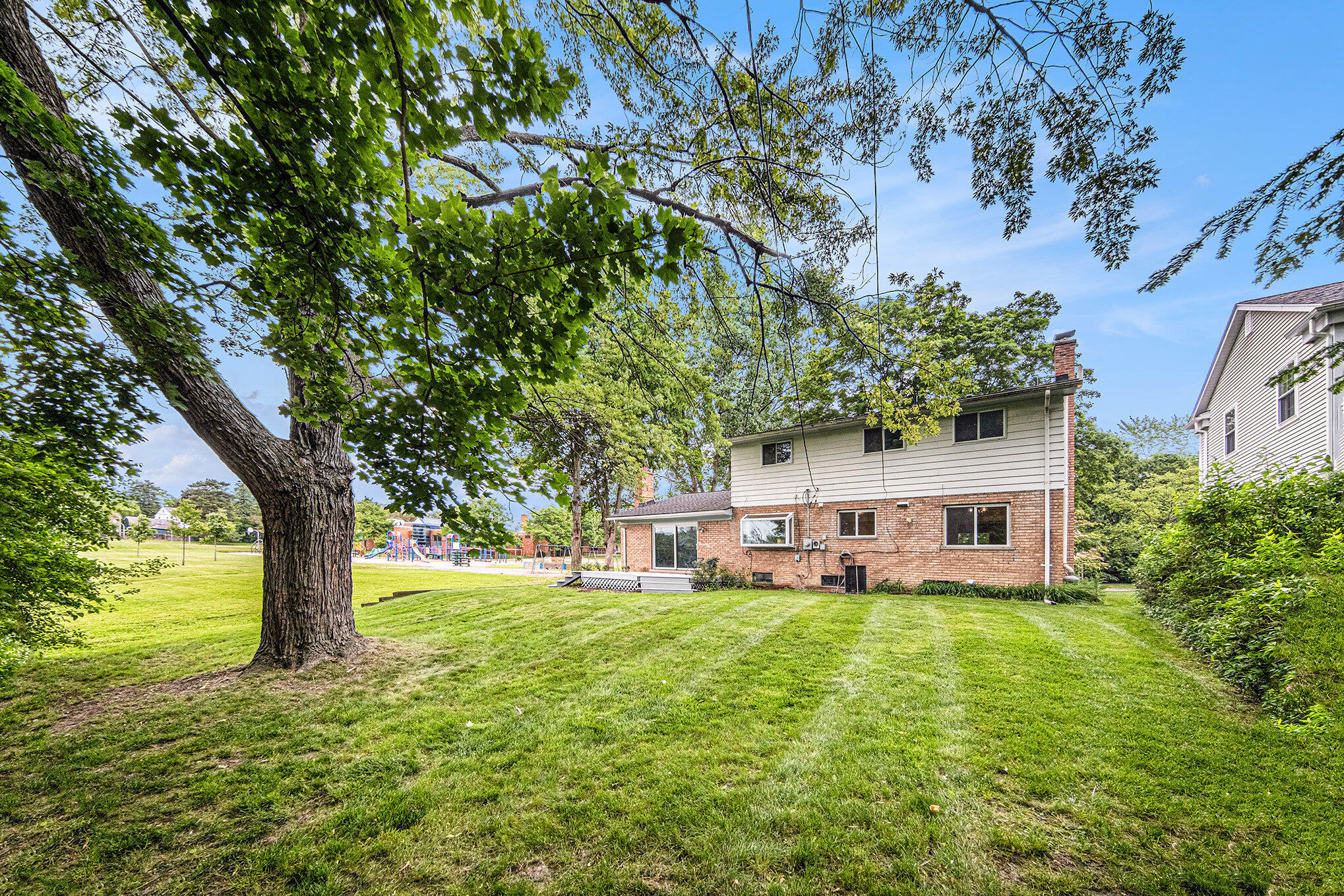 2402 Victoria Avenue