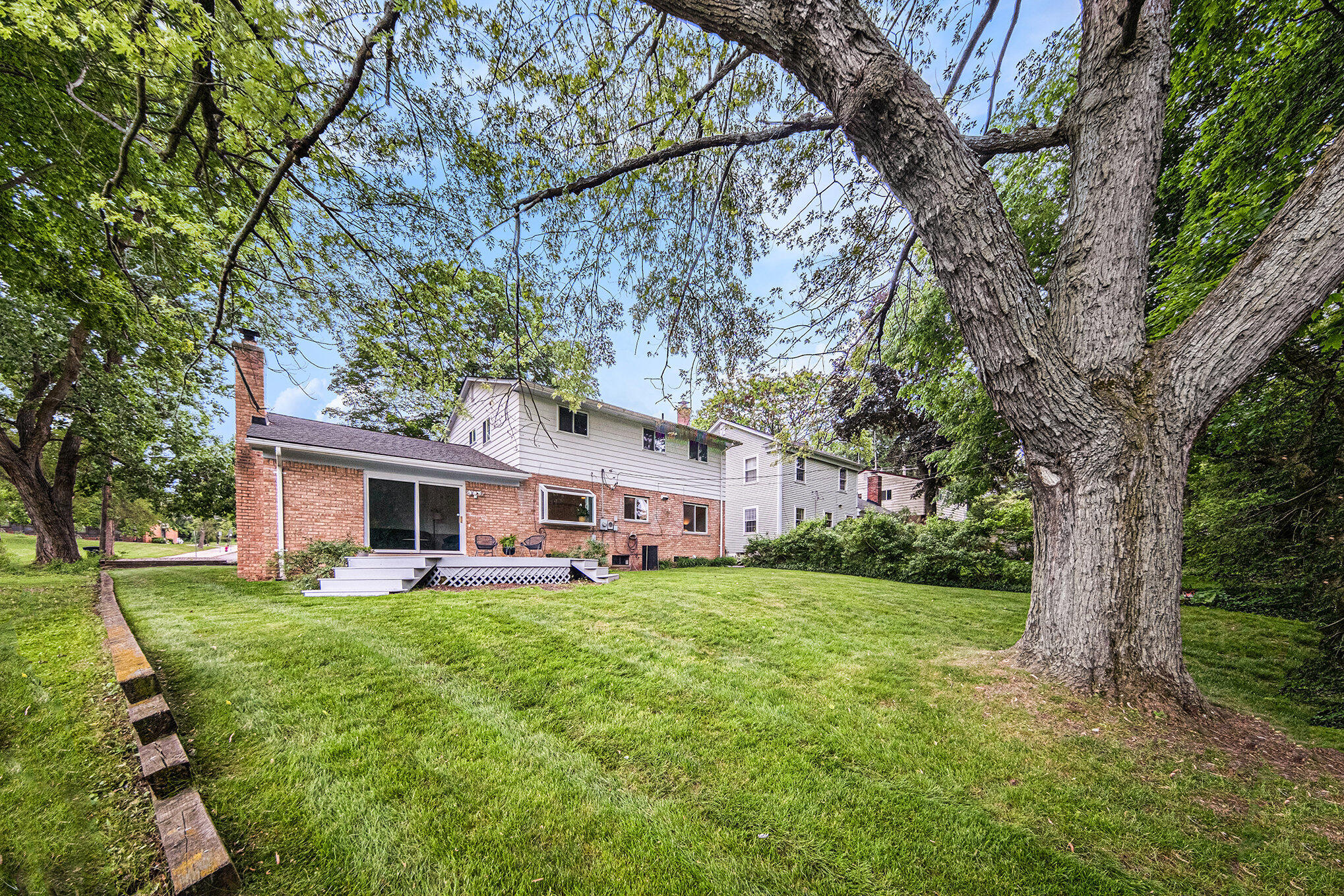 2402 Victoria Avenue