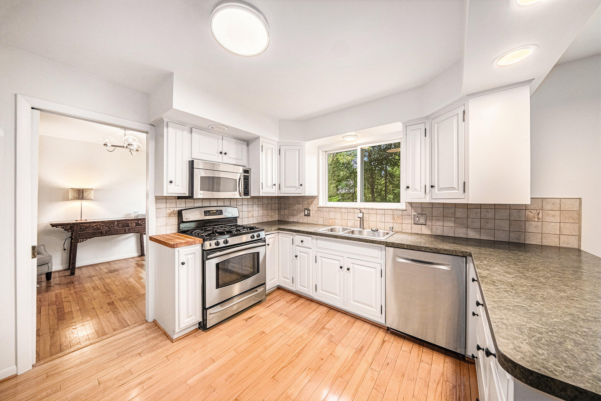 2402 Victoria Avenue