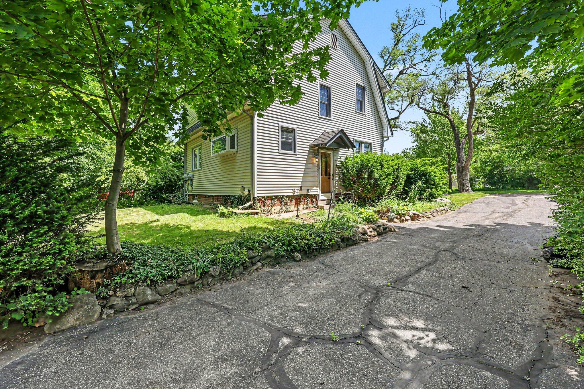906 Pauline Boulevard
