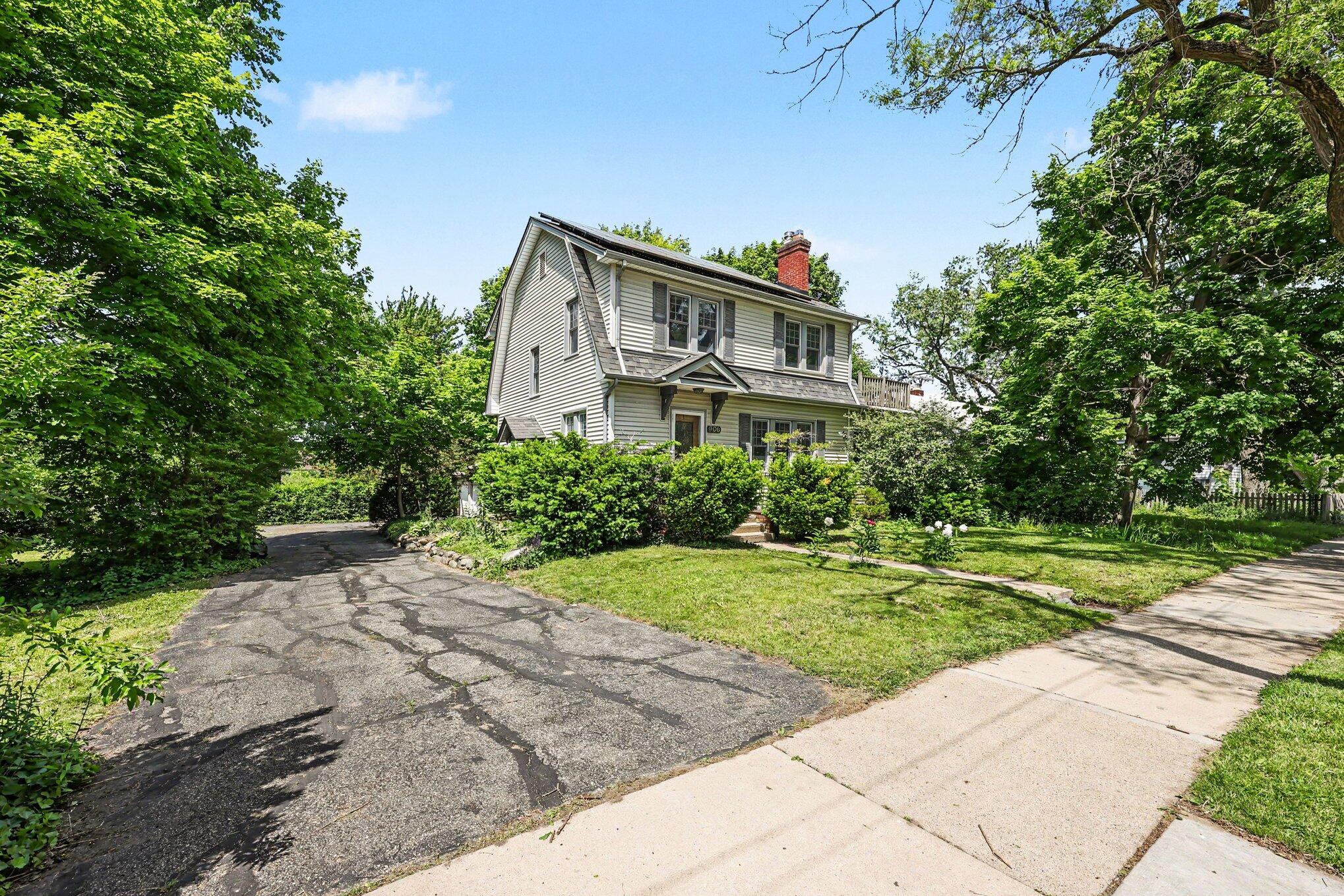 906 Pauline Boulevard