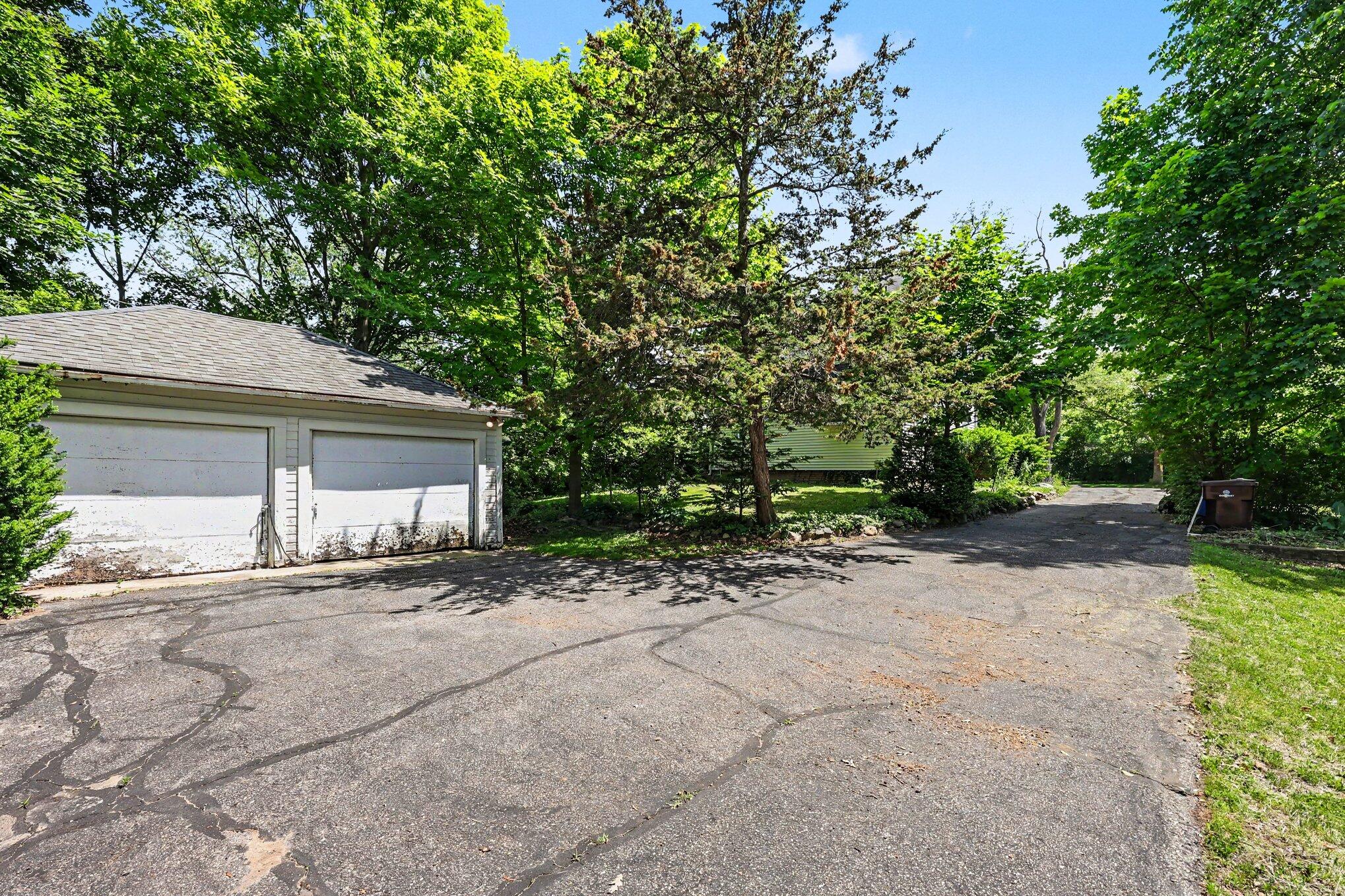 906 Pauline Boulevard