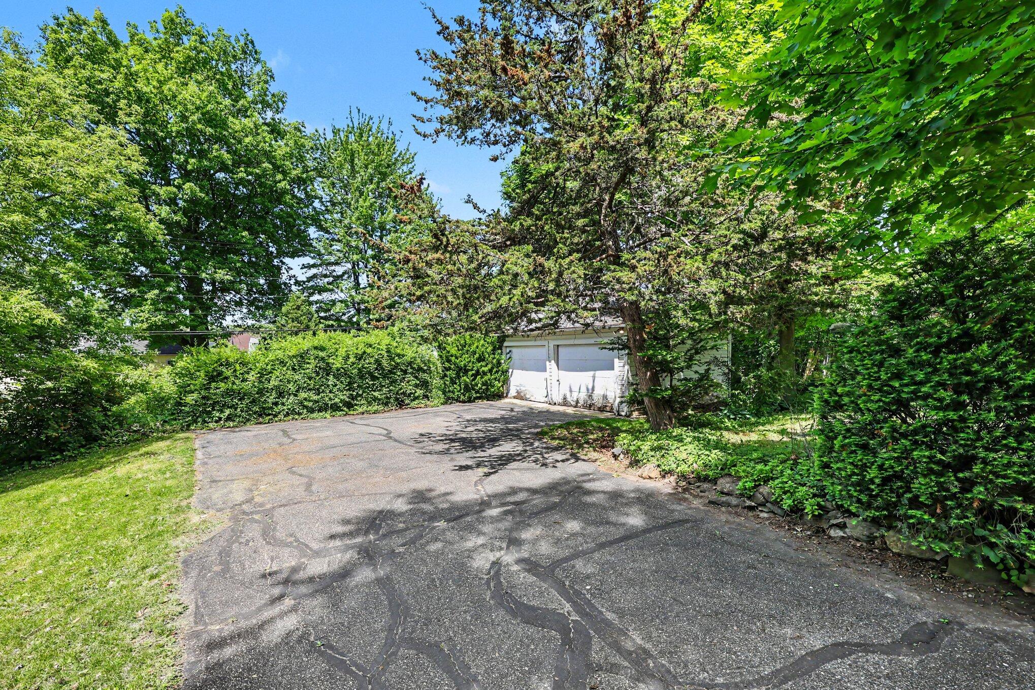 906 Pauline Boulevard
