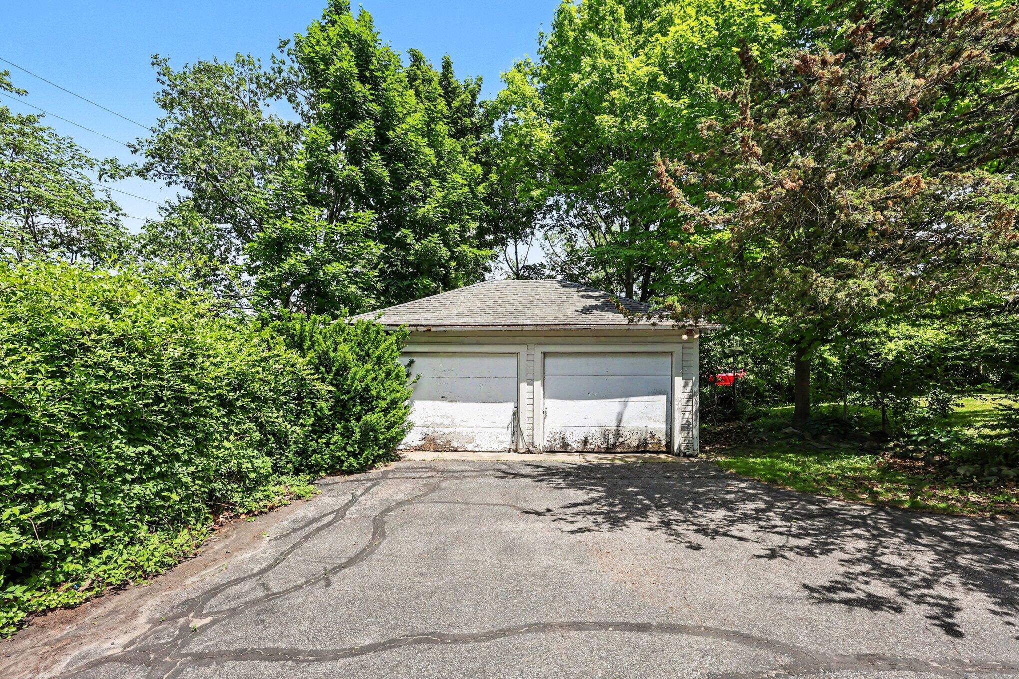 906 Pauline Boulevard