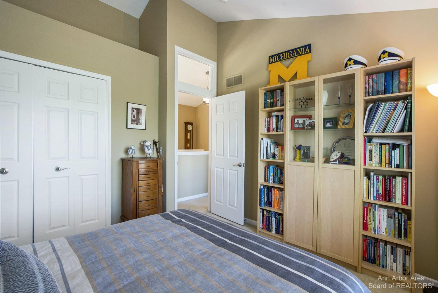 5816 Villa France Avenue