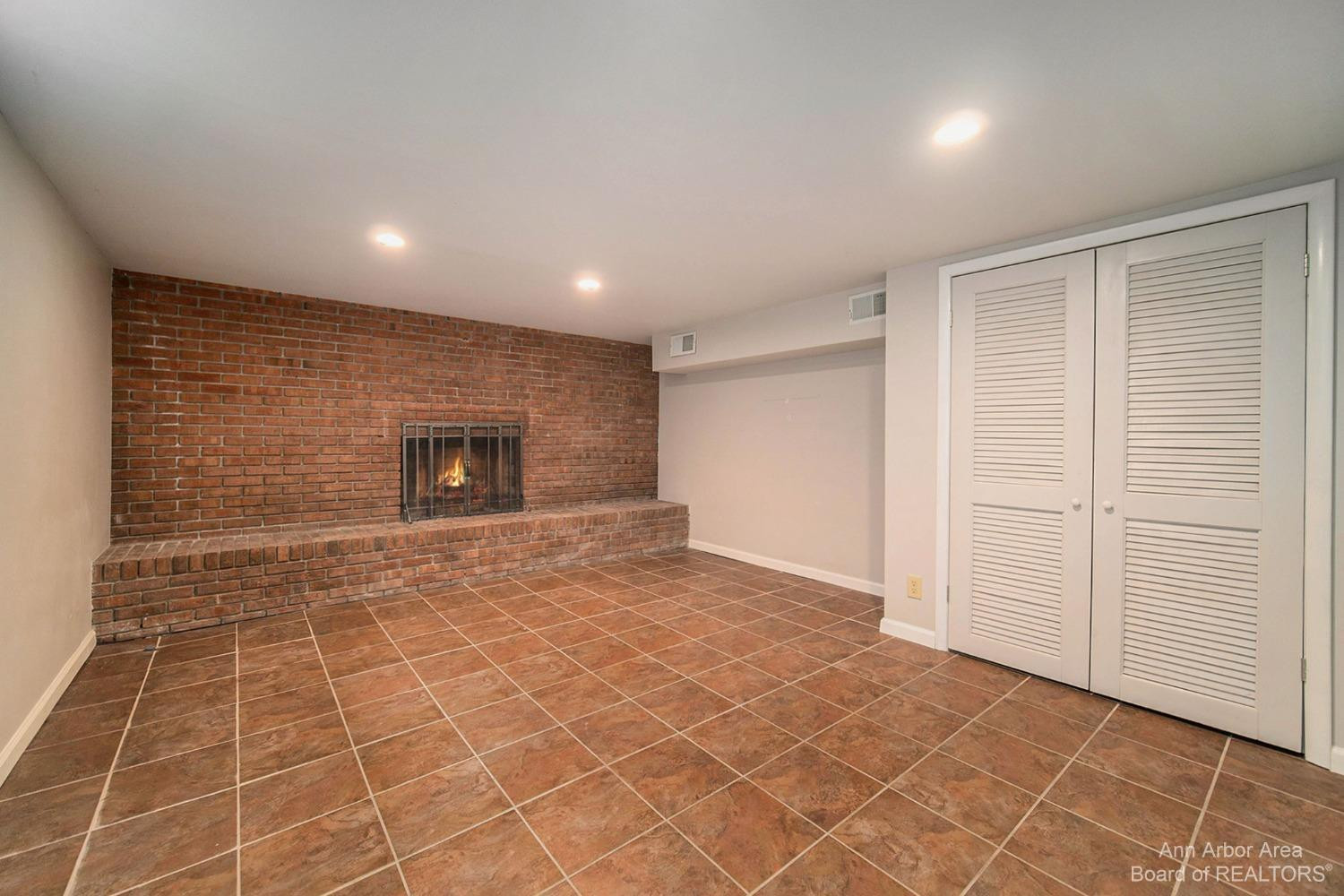 910 Arbordale Street