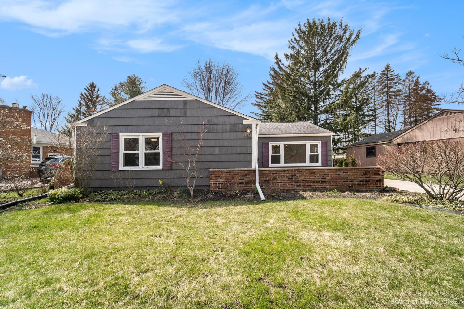 910 Arbordale Street