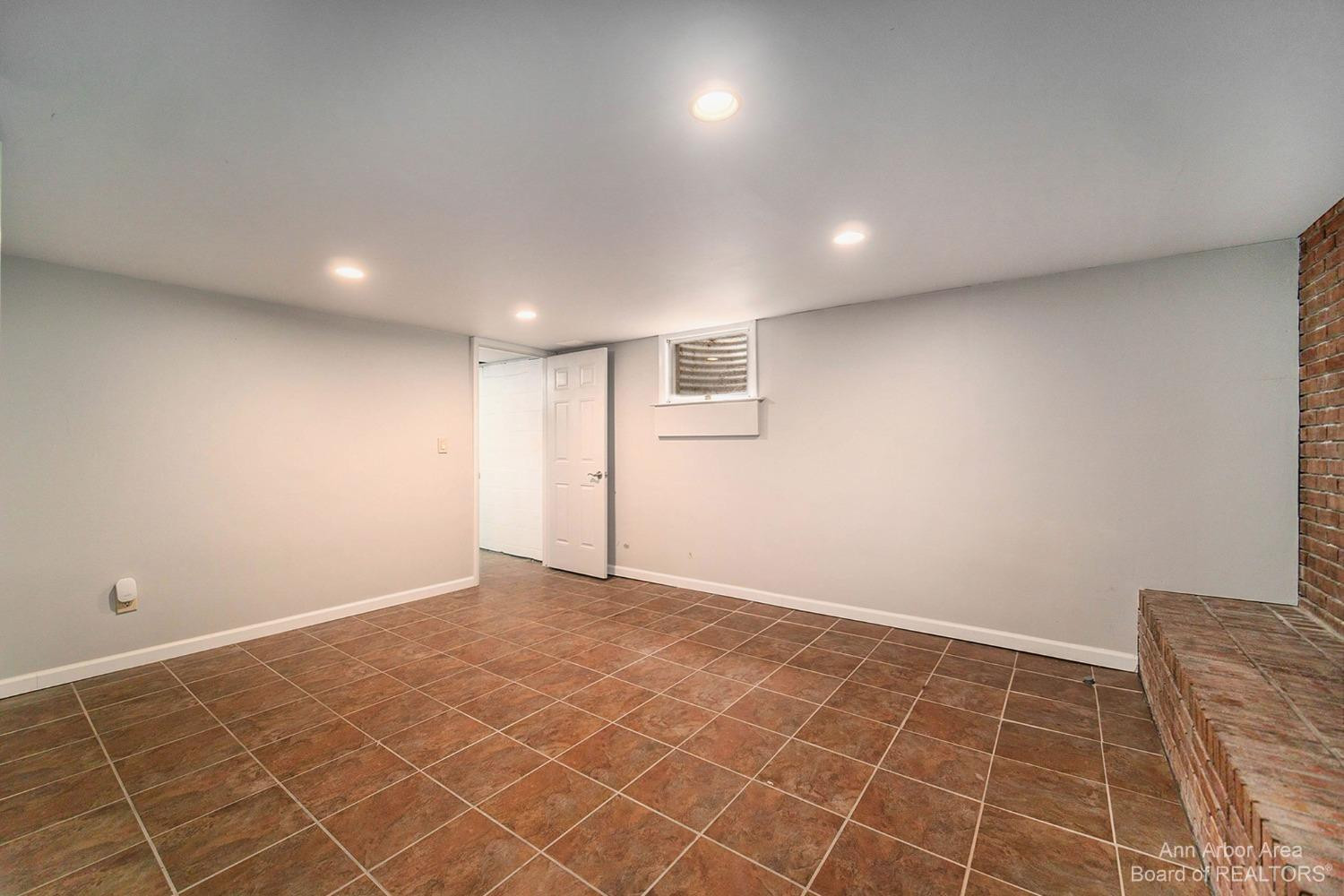 910 Arbordale Street