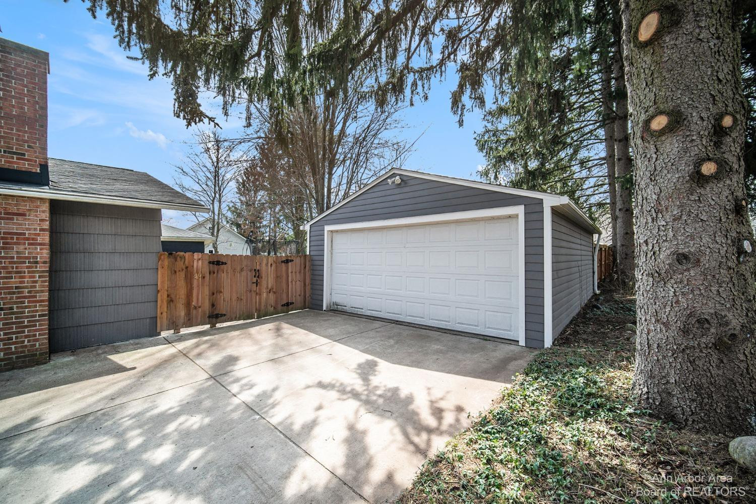 910 Arbordale Street