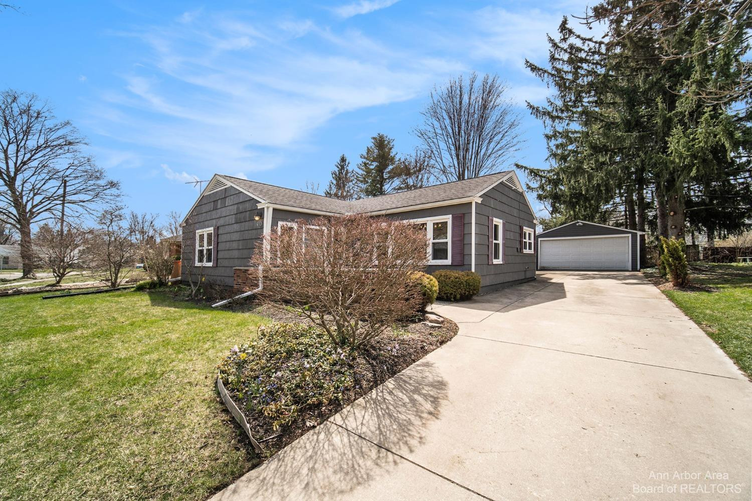 910 Arbordale Street