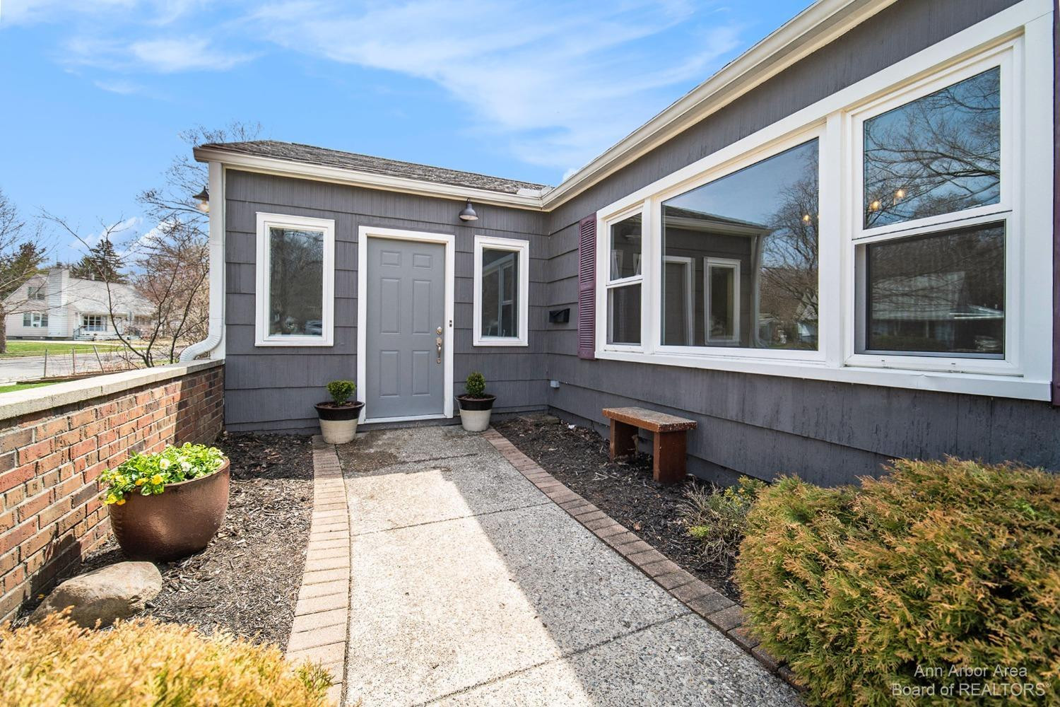 910 Arbordale Street