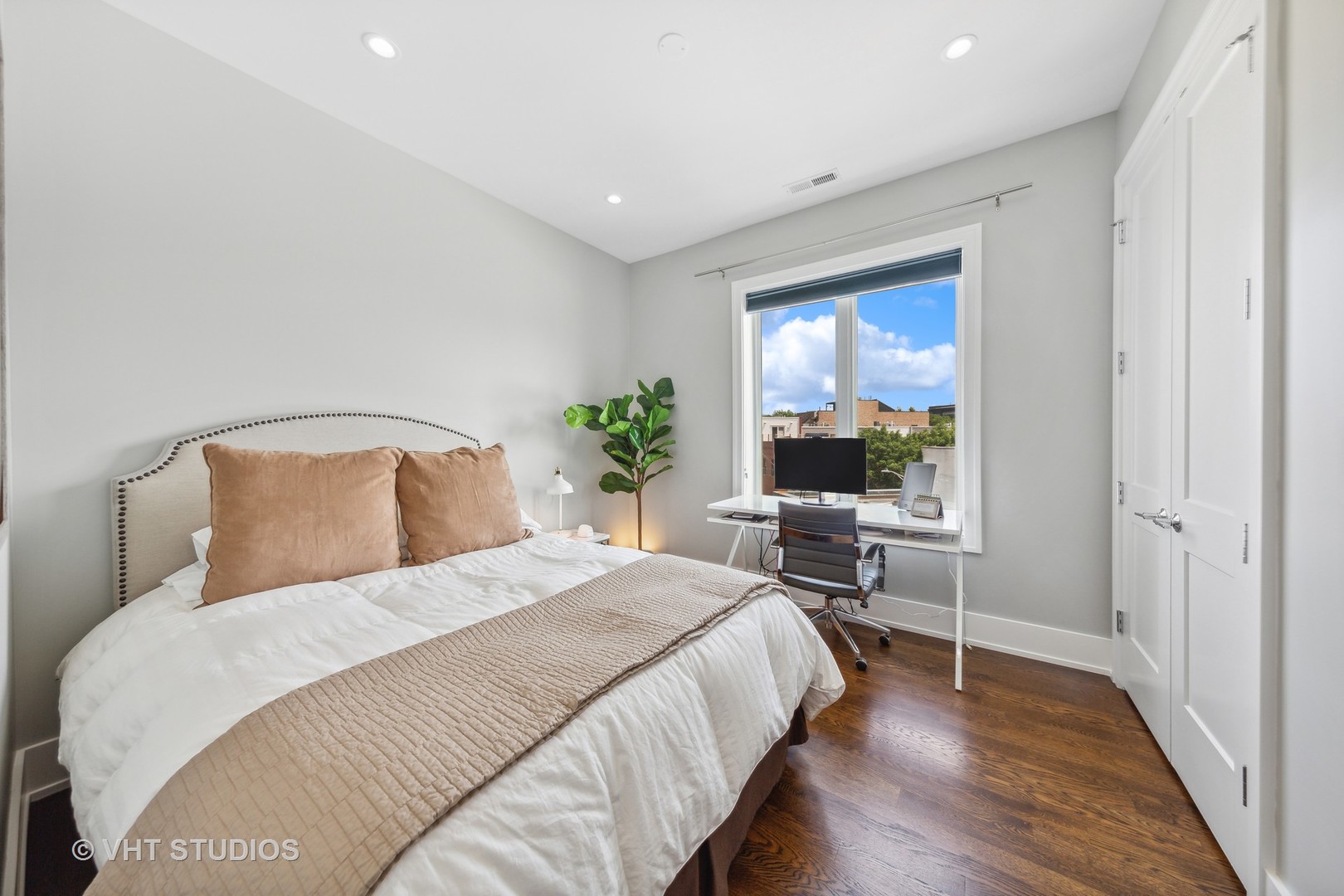 2918 N Lakewood Avenue Unit: 2