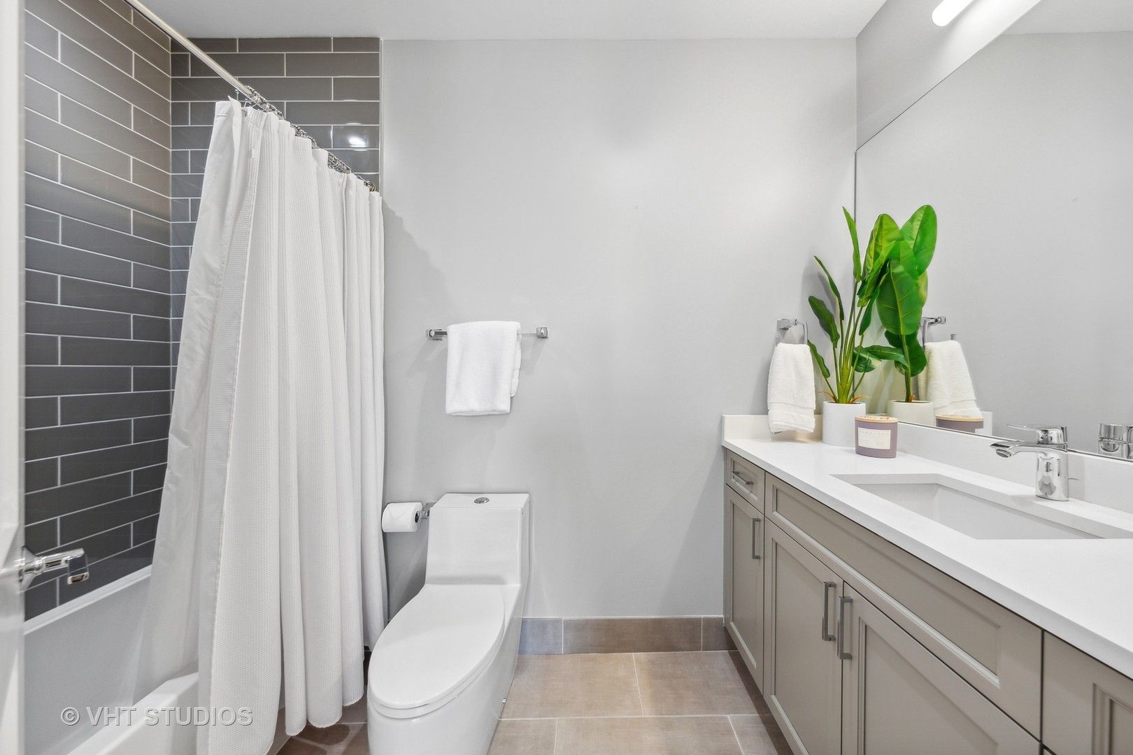 2918 N Lakewood Avenue Unit: 2