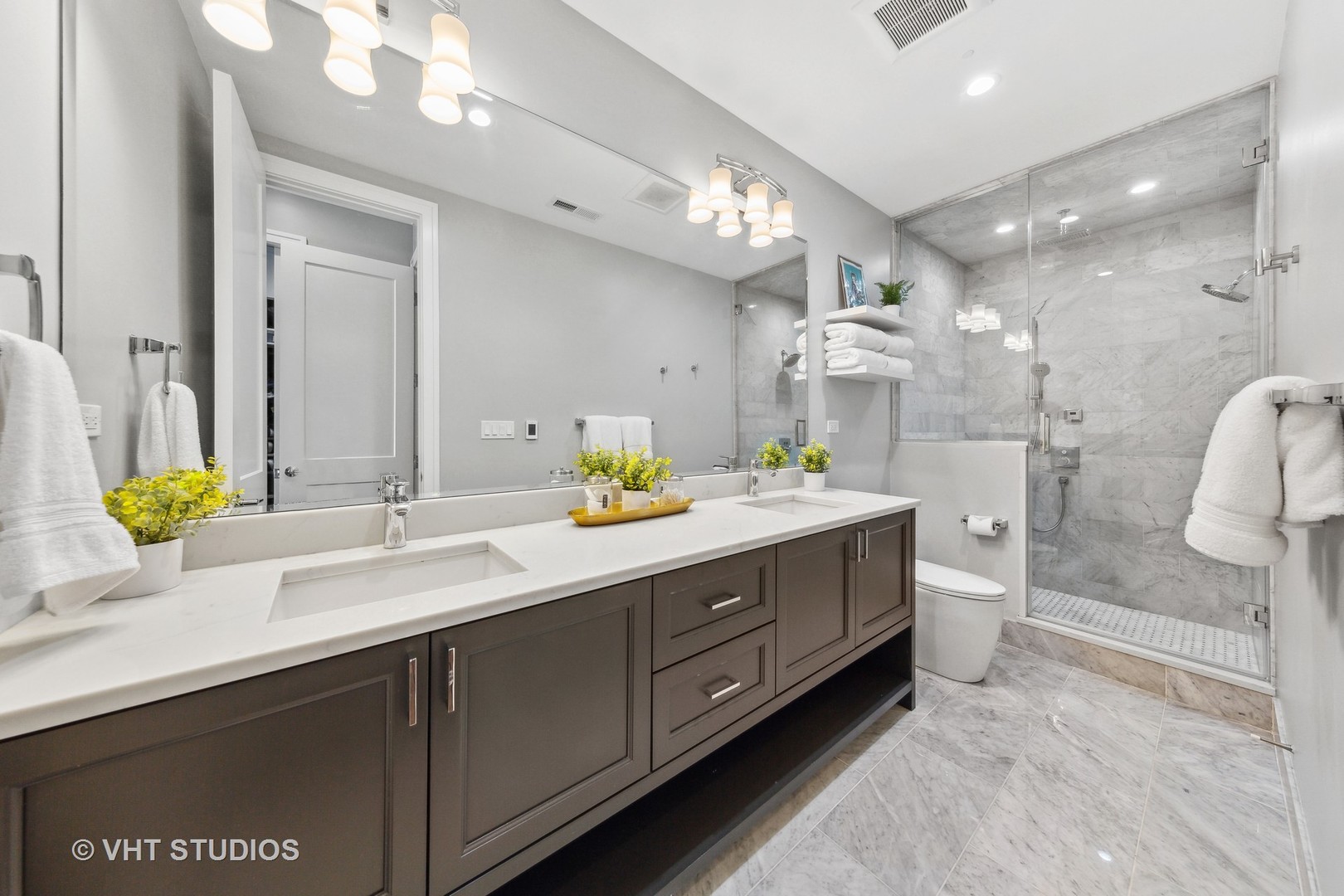 2918 N Lakewood Avenue Unit: 2