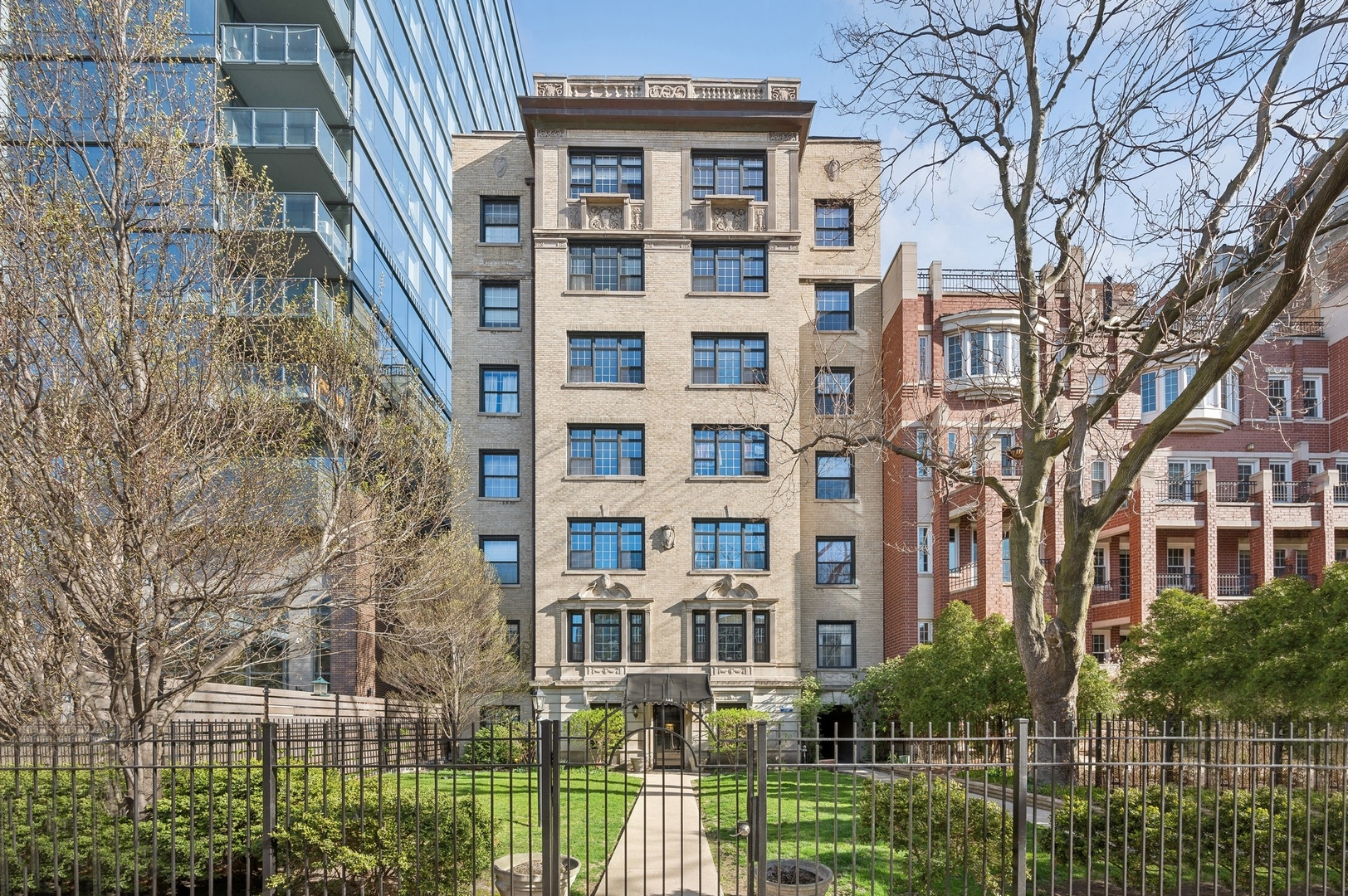 444 W BELMONT Avenue Unit: 6A