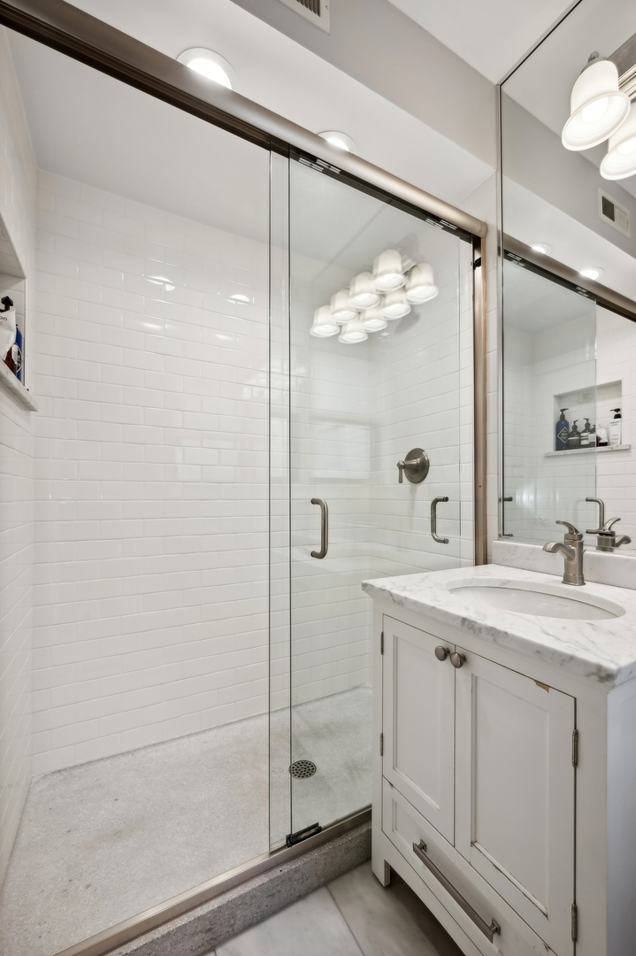 444 W BELMONT Avenue Unit: 6A