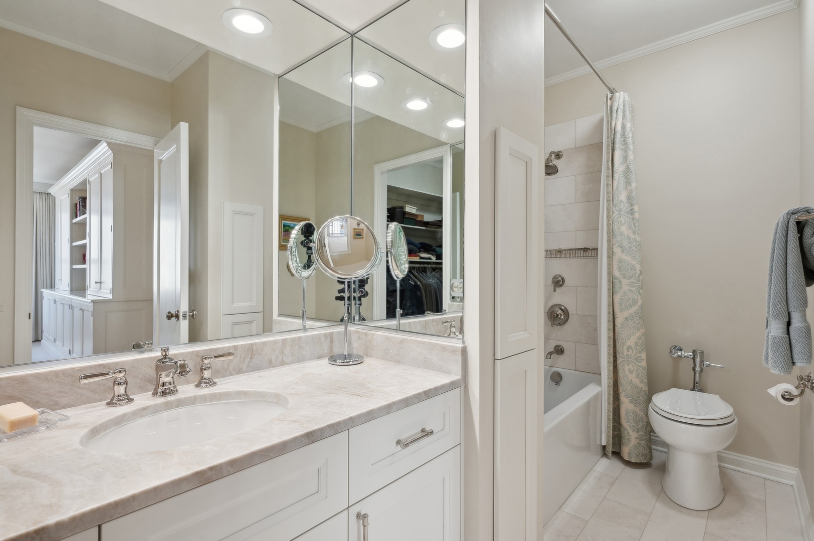 1300 N Lake Shore Drive Unit: 22CD