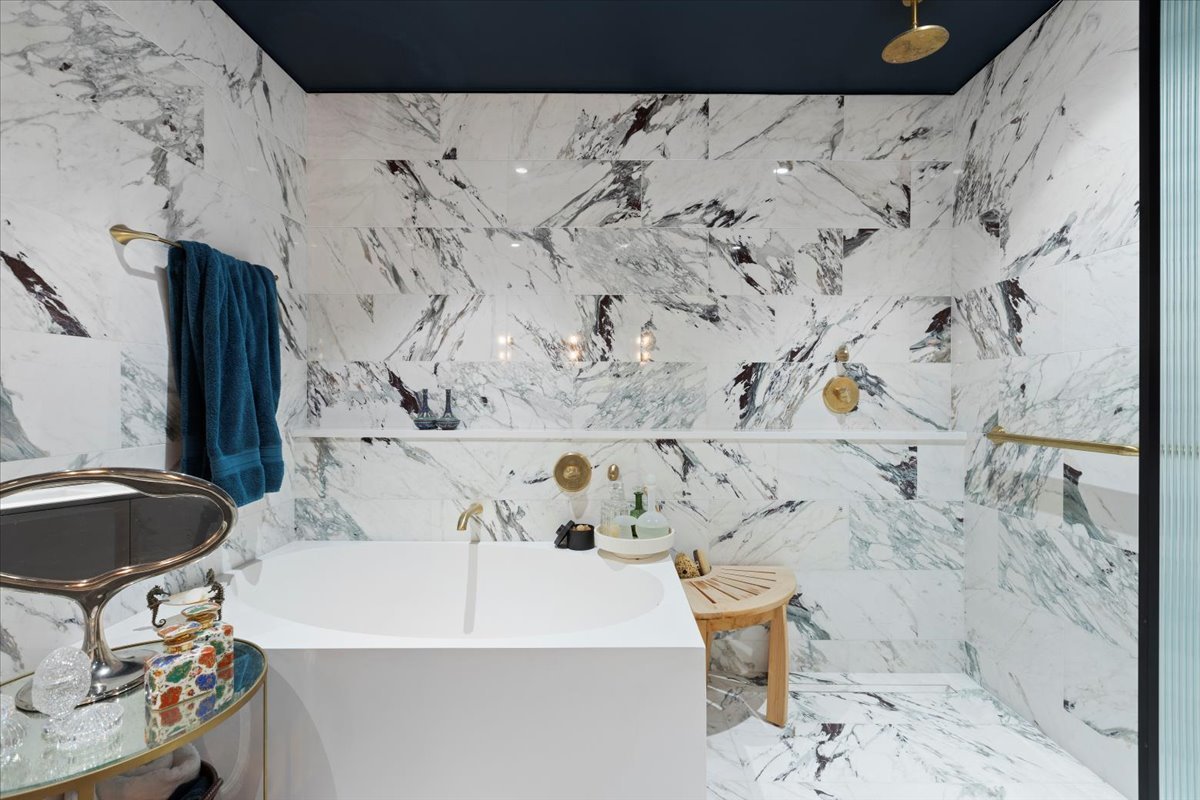 159 E Walton Place Unit: 8C